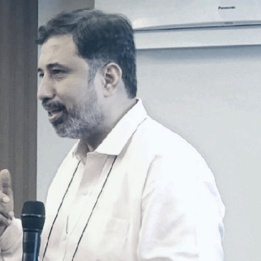 Naufil Shahrukh speaking into a microphone at a workshop